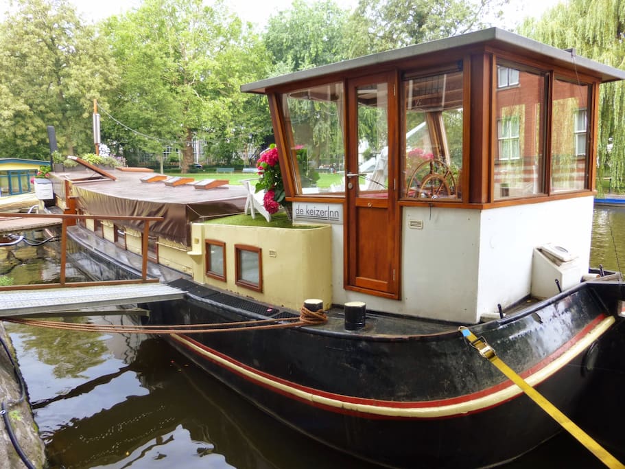 Sleeping In A Unique Ship In The Center Of A Dam Boats For Rent In Amsterdam North Holland Netherlands