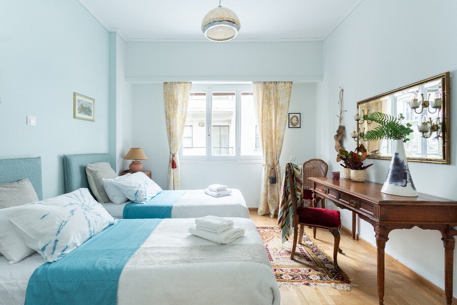 Twee eenpersoonsbedden slaapkamer met een bureau