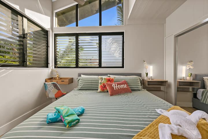 This king sized memory foam mattress will make sure you wake up feeling rested in paradise! Your own personal work station will help to make sure you stay caught up with your work! The natural light from the windows just can not be beat!