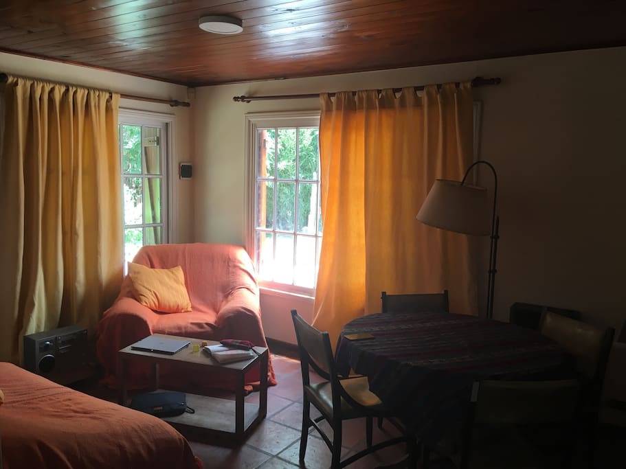 Confy living room and 4-person table