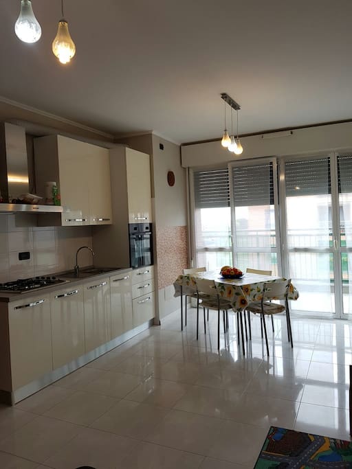 Open space con cucina e tavolo