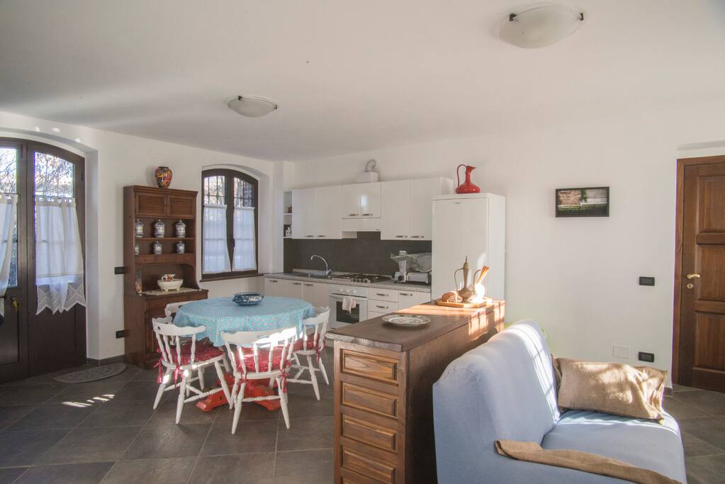 La zona giorno con l'angolo cucina