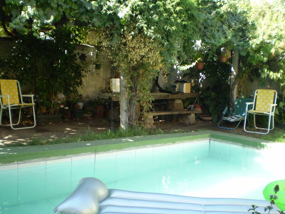 Piscina y áreas verdes des recreación y esparcimiento