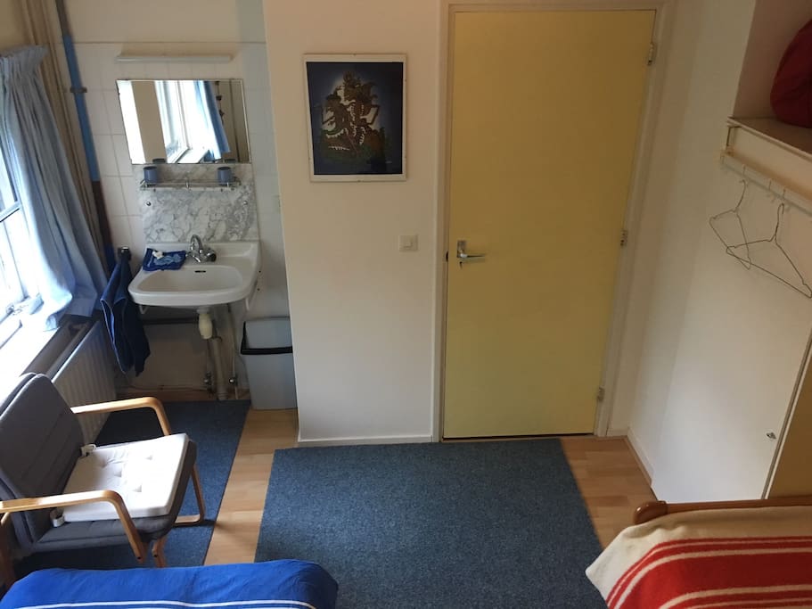 Koele kamer op het noordoosten met toilettafel