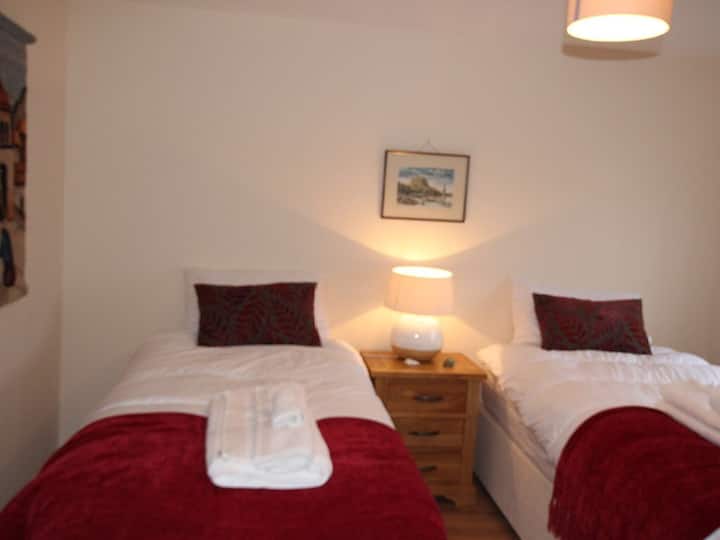 Dormitorio doble con vistas al mar.