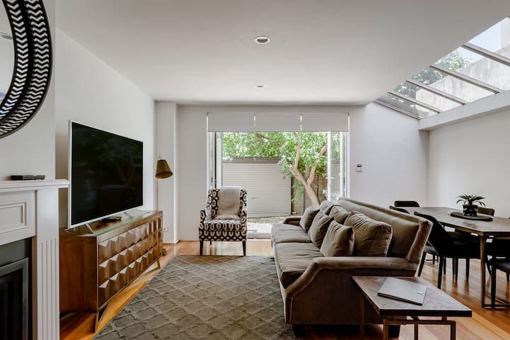 Luxurious Terrace Home: Central Melbourne Oasis