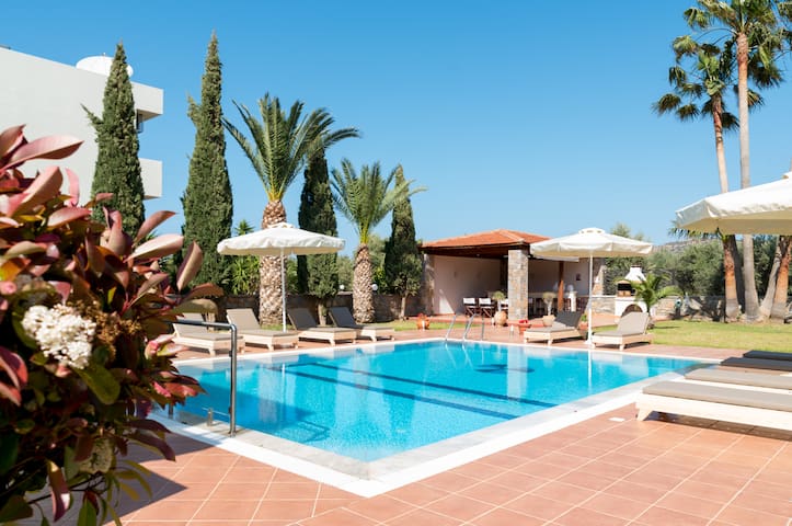 Villa Tyghi – 5 Bedroom with private pool