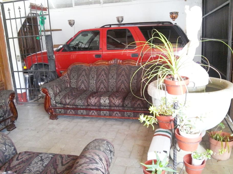 Estancia y recibidor , area de lectura y charla, Tv , Wifi,
Camioneta para los tour a las rutas del valle de Oaxaca.