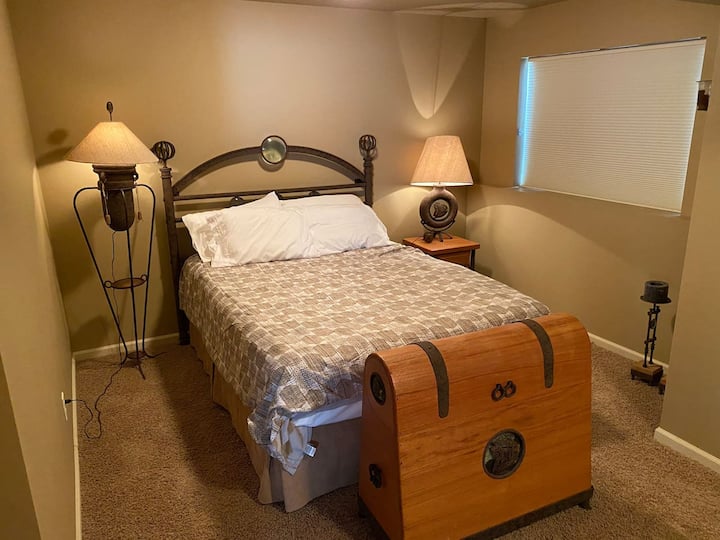Dormitorio queen en la planta baja.