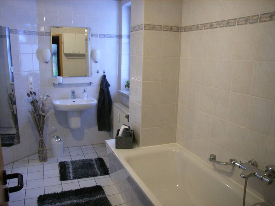 Badezimmer mit Badewanne und Dusche