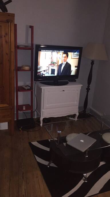 Télévision HD avec le câble plus de 300 chaînes ,
Connexion internet via Wi-fi Ethernet .