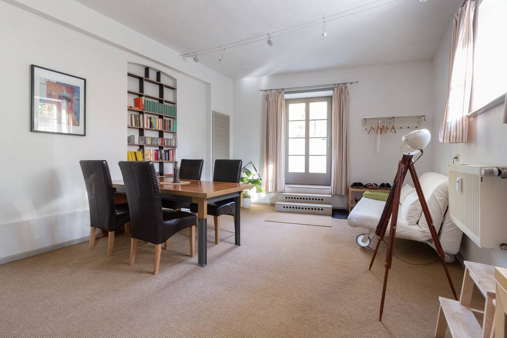 Tisch, Bücher, CD's und Ausklappbett