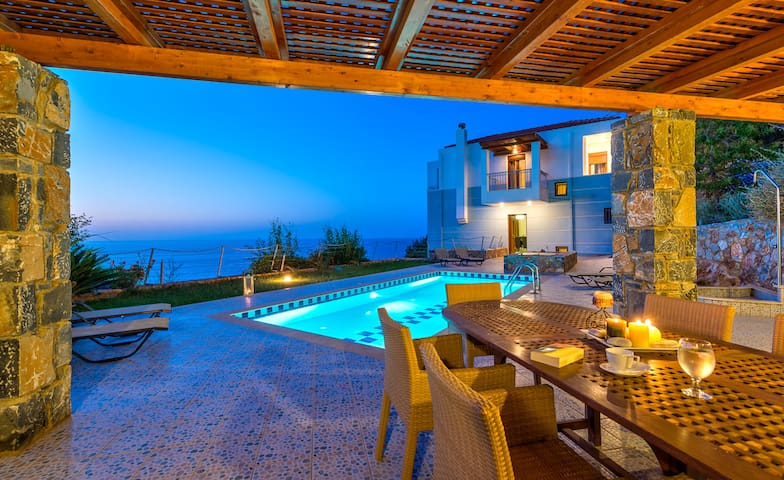 Villa Pitho, 3 BD, 3 BA, sea views, private pool