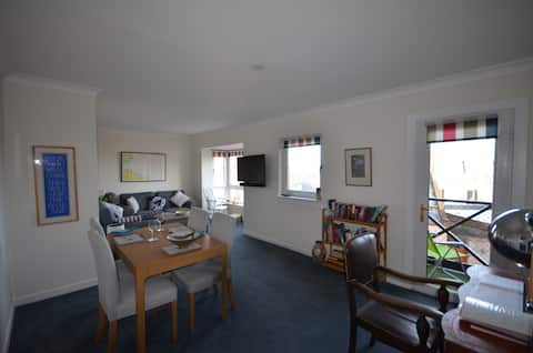 Beautiful harbourside apartment with sea views