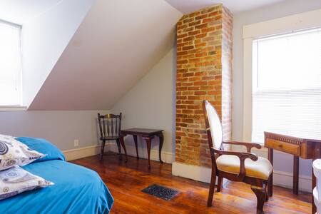 Large room with view on Downtown