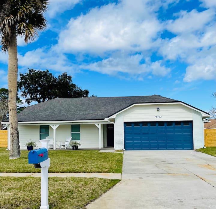 Bright 3/2 w/pool and hot tub. Near Mayo & Beach Houses for Rent in