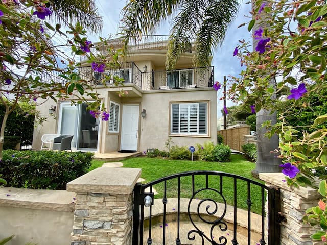 Stunning 4bd 5 bath Canal Front Home with Elevator