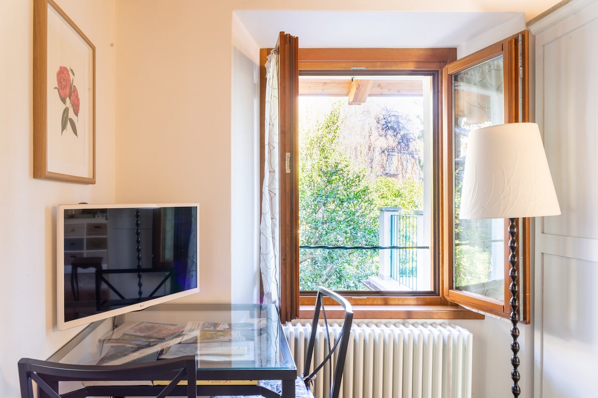 una camera con vista in giardino e tavolo/studio per lavorare da remoto -  angolo lavoro con vista sul giardino 