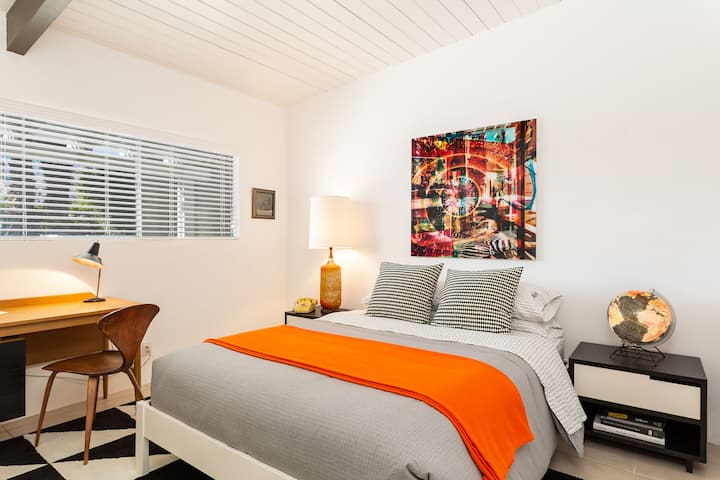 带标准双人床的泳池客房