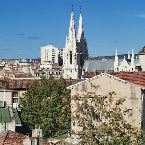 Annonce Airbnb populaire: Beautiful 2-room apartment in Cours Julien and Plaine with sea view à Marseille 1er Arrondissement