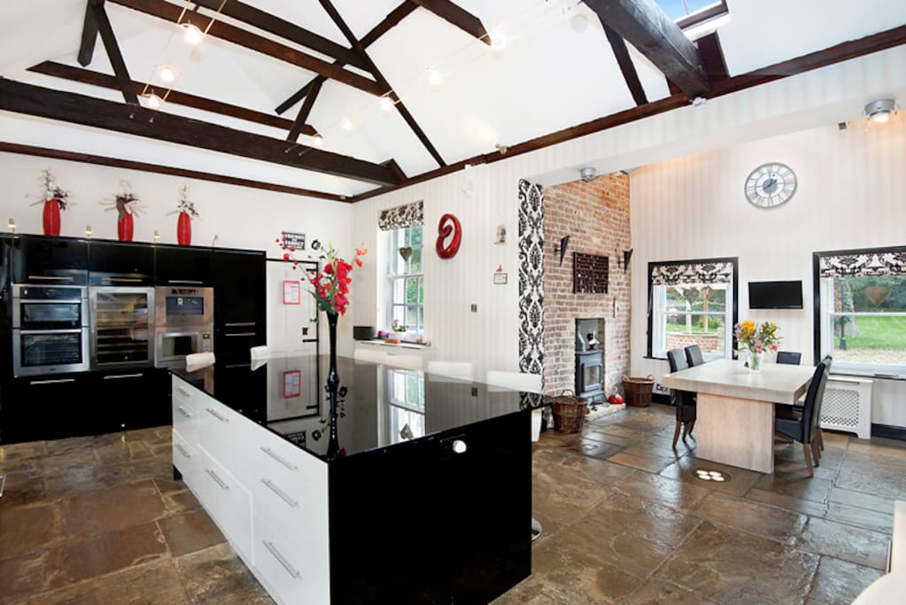 Spacious Modern Kitchen