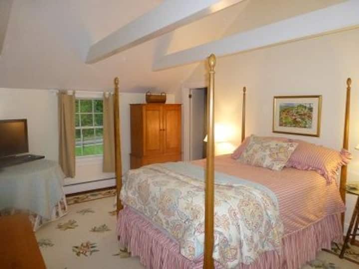 חדר שינה ראשי פתוח עם סקיילייט