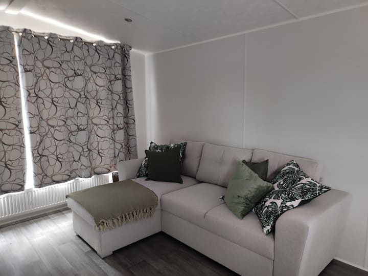Hay dos habitaciones, 1 con  una cama doble ( 200 x 140), la otra con dos camas individuales ( 180 x 80) y en la sala de estar el sofá se puede convertir en una cama doble. La manta de plumón y el colchón adicional están en el asiento.
