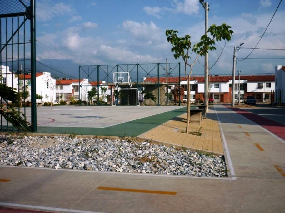 Un buen parque disponible para hacer deporte