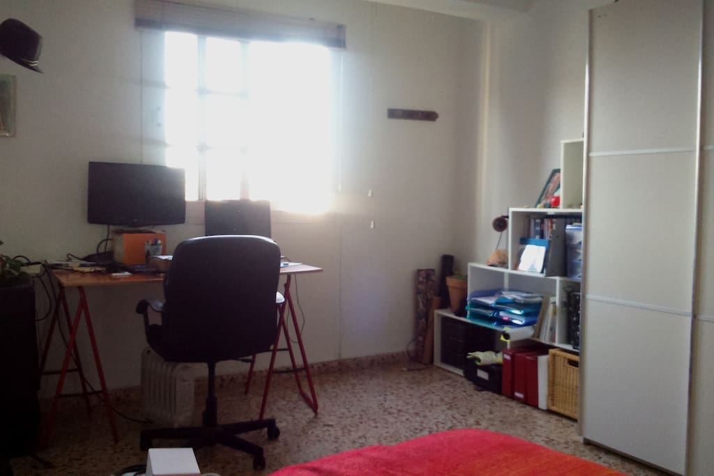 Habitación con cama doble, vistas y muy soleada