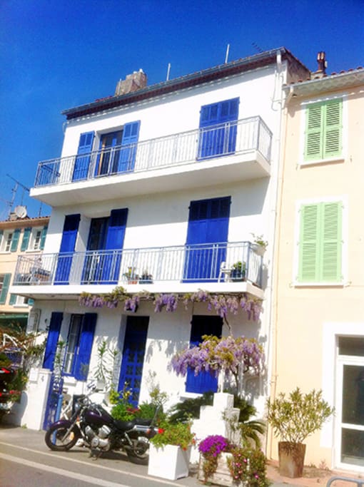 maison sur le port de Saint Mandrier (maison blanche avec volets bleus)