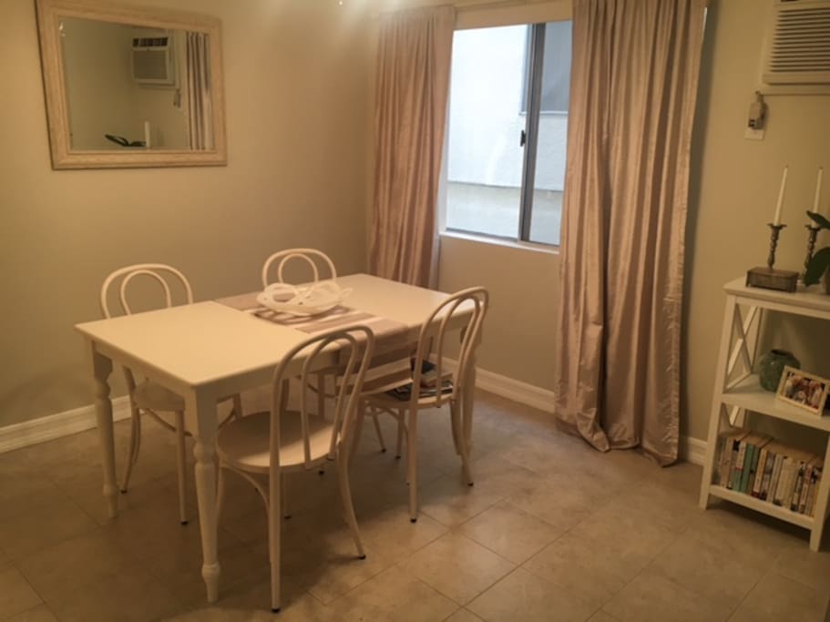 Dining area (seats 4)
