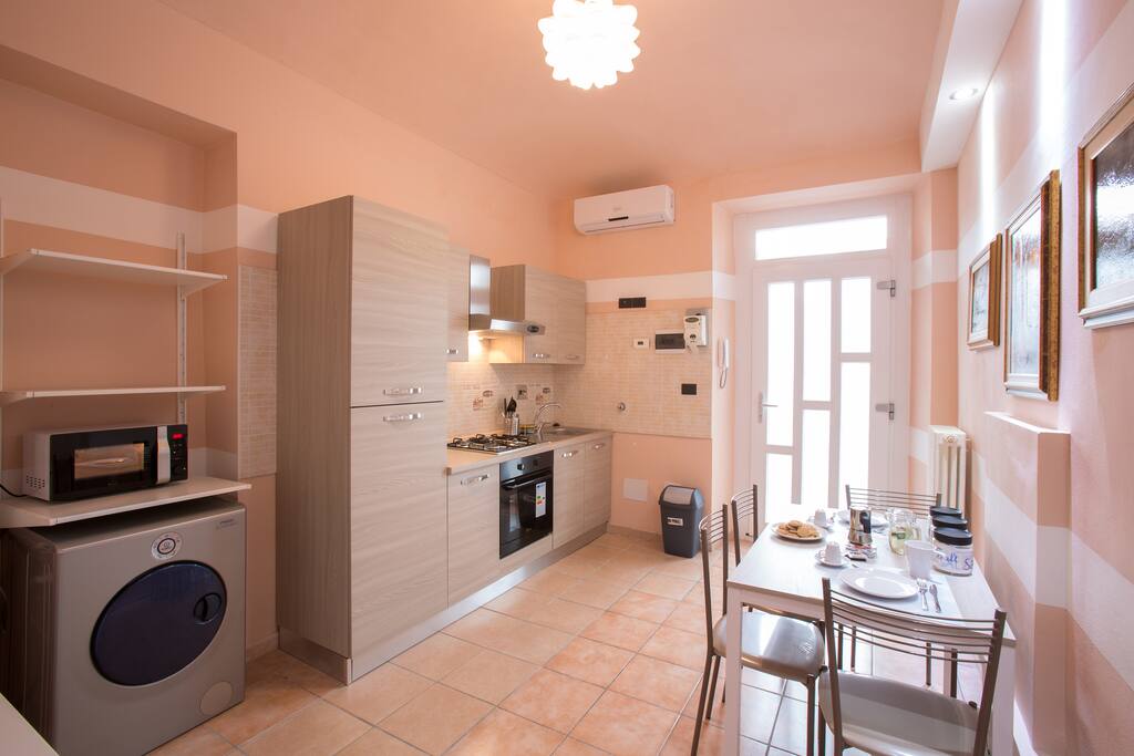 Cucina con vista su ingresso.
Per vedere gli appartamenti a disposizione andare sul sito vacanzatorino.jimdo.com