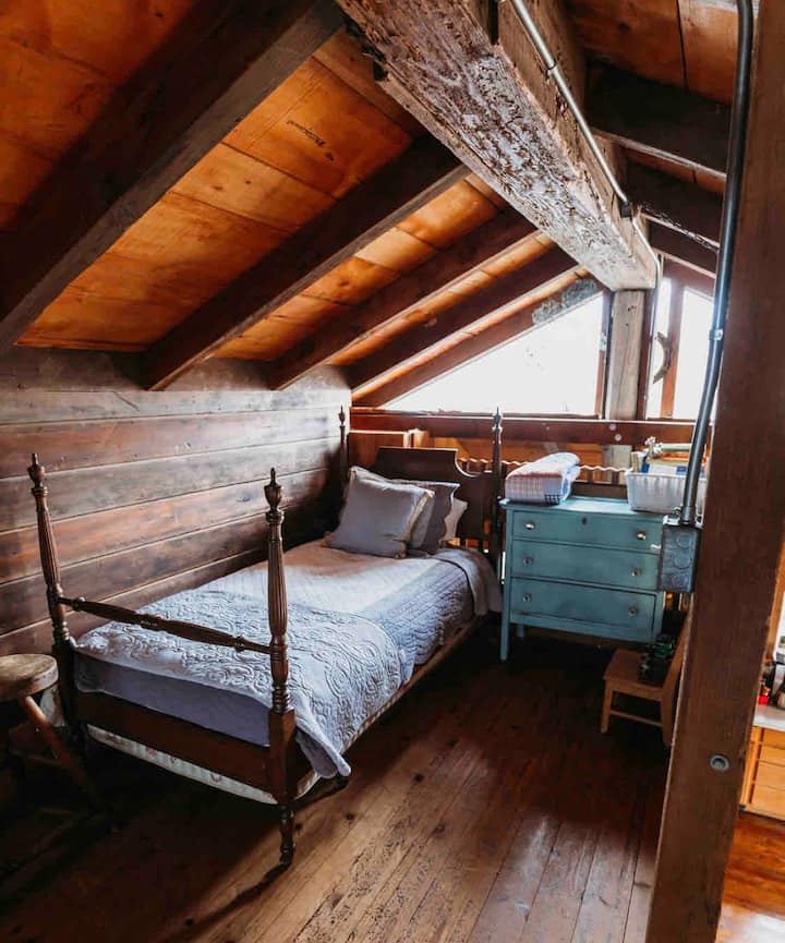 twin bed (upstairs loft)