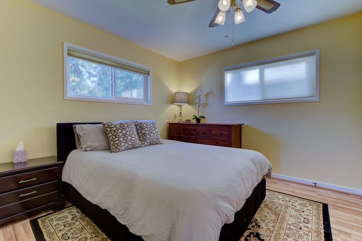 Master bedroom 
Queen sized bed