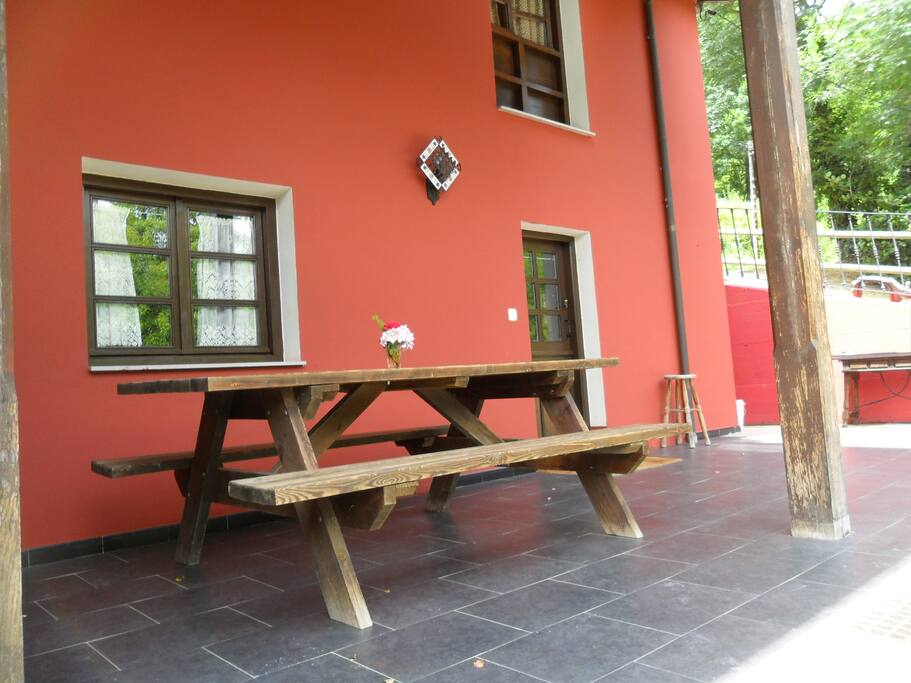 Apartamento para 4 ó 6 personas. Tiene una antojana cubierta en la entrada.
