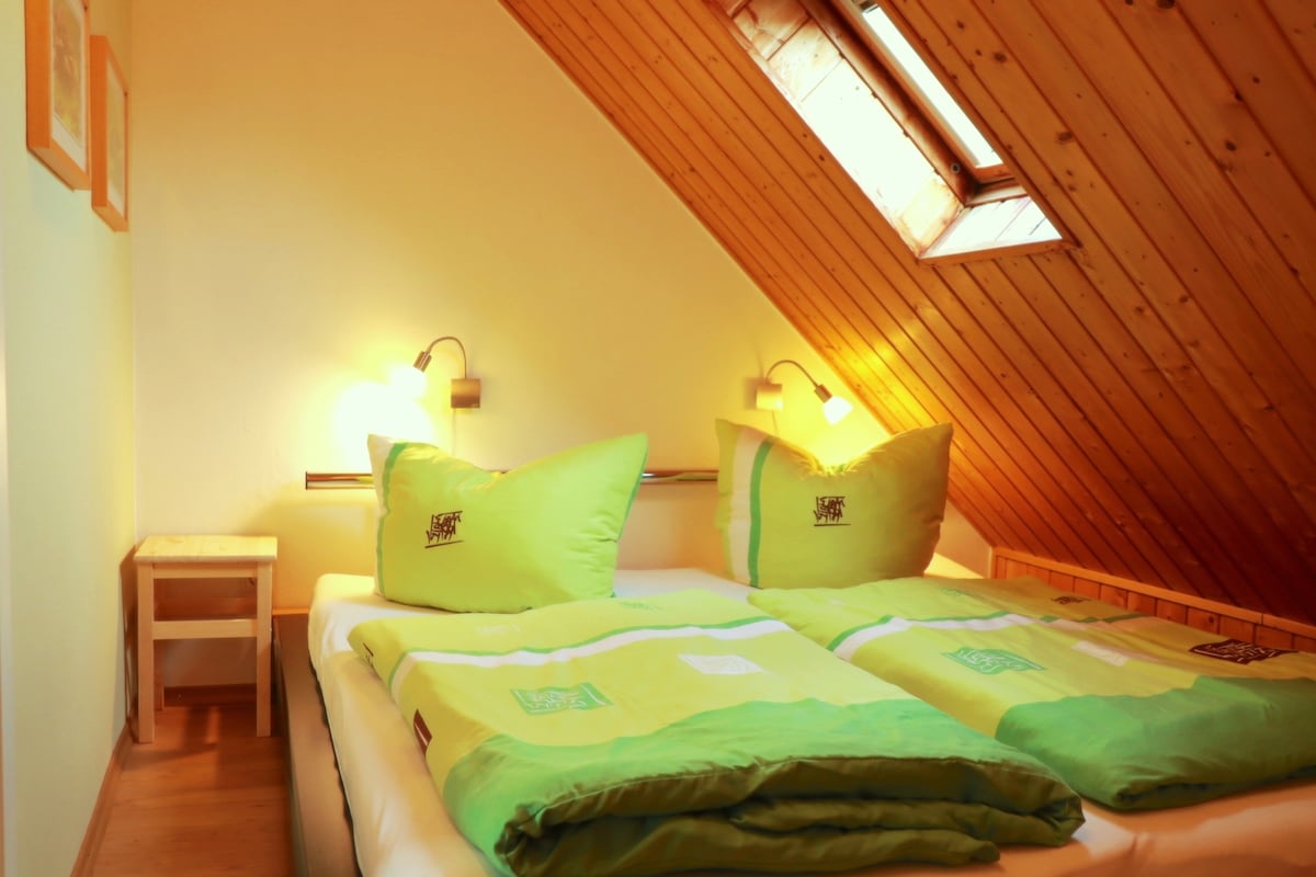 Spavaća soba s bračnim krevetom, uključujući Krovni prozor s roletnama za zamračivanje i grijanjem.