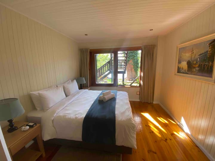 Спалня с двойно легло и изглед към язовира