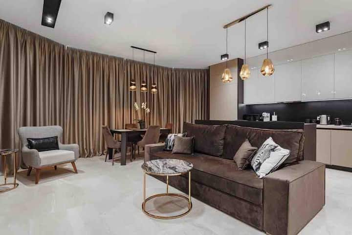 Kjo pjesë e apartamentit është menduar për përdorim të përbashkët, kuzhinë dhe dhomë (studio kuzhine). Nuk është një dhomë private.