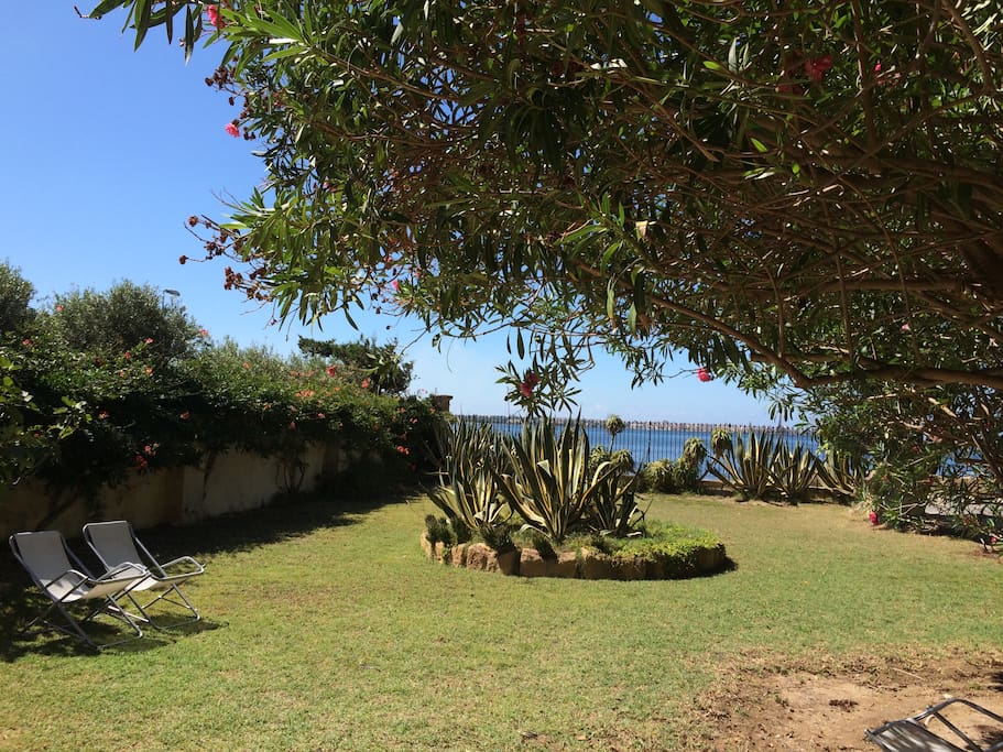 Il soggiorno è di fronte al mare dello stagnone