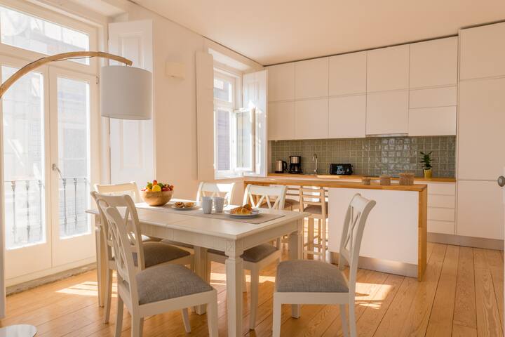 Alfama by the cathedral gallery image 2