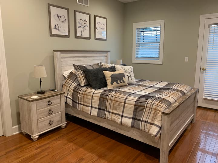 Chumba kikuu cha kulala chenye kitanda aina ya queen