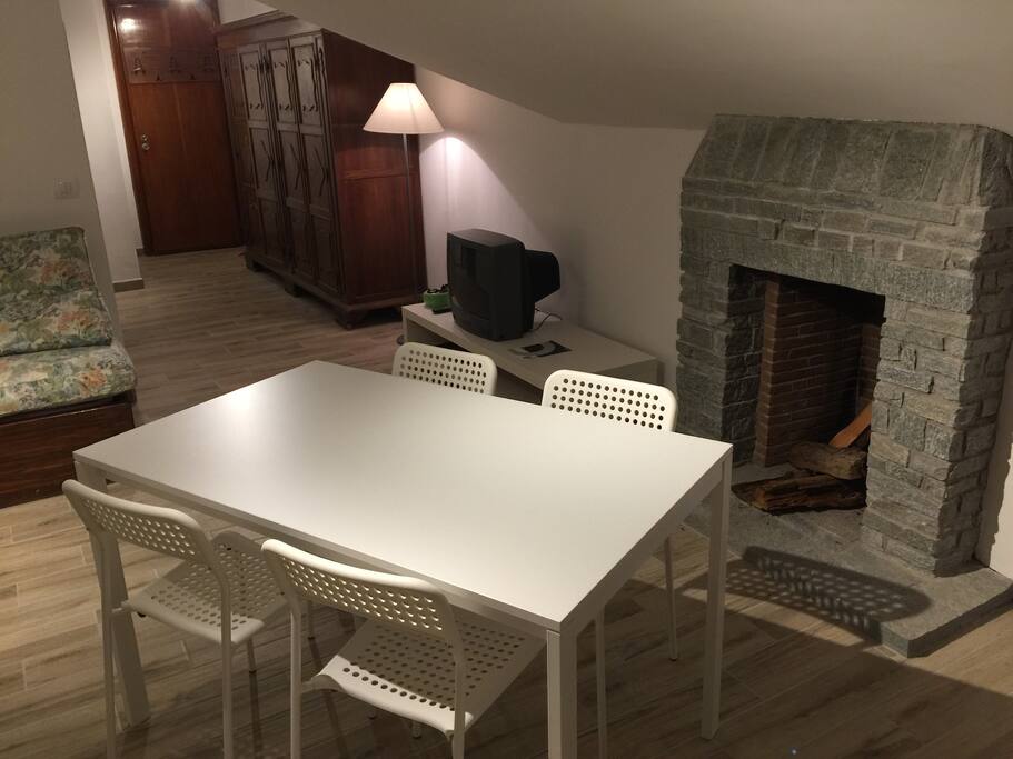 Panoramica sala con camino