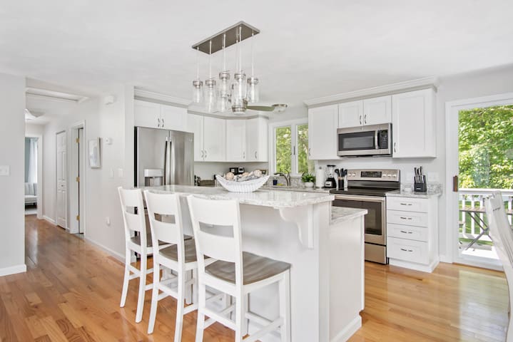 Walk to Narragansett Beach (1 mile), A/C