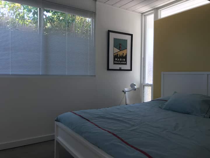 Habitación con armario y baño compartido con la habitación para niños