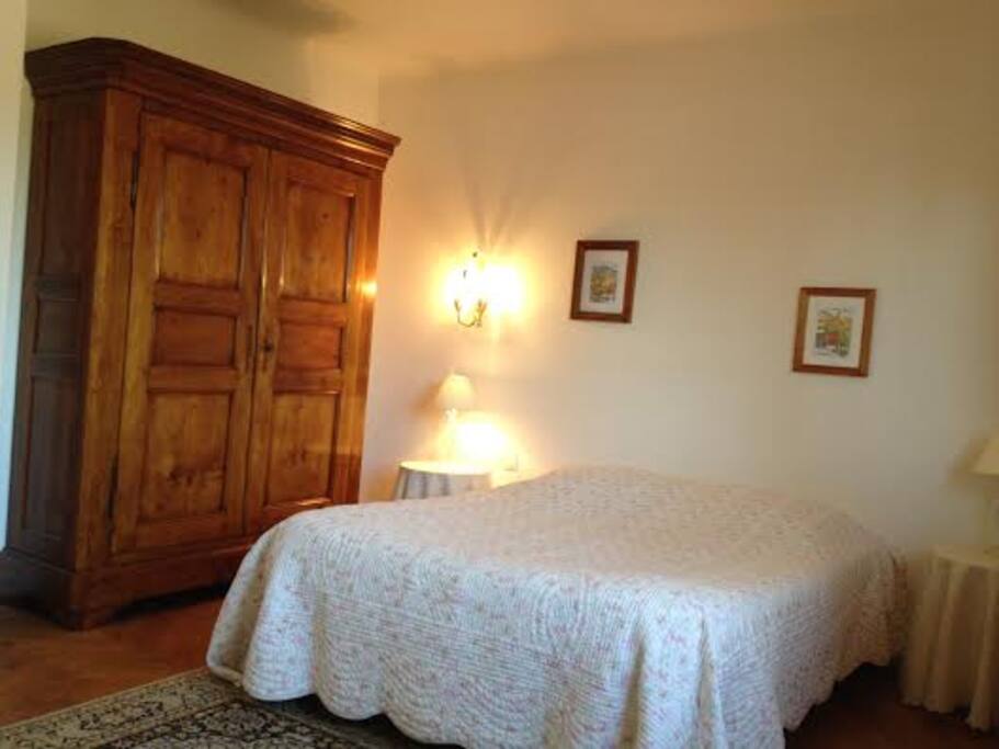 grande chambre avec 1 lit de 150 et un clic clac