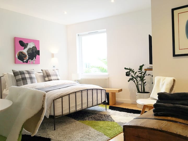 Studio privé, entrée privée. Salle de bain attenante avec kitchenette.