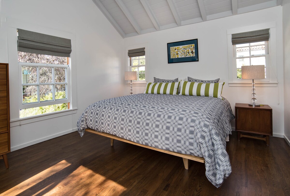 Glavna spavaća soba, starinski noćni ormarići od tikovine, posteljina od sanduka i bačve.