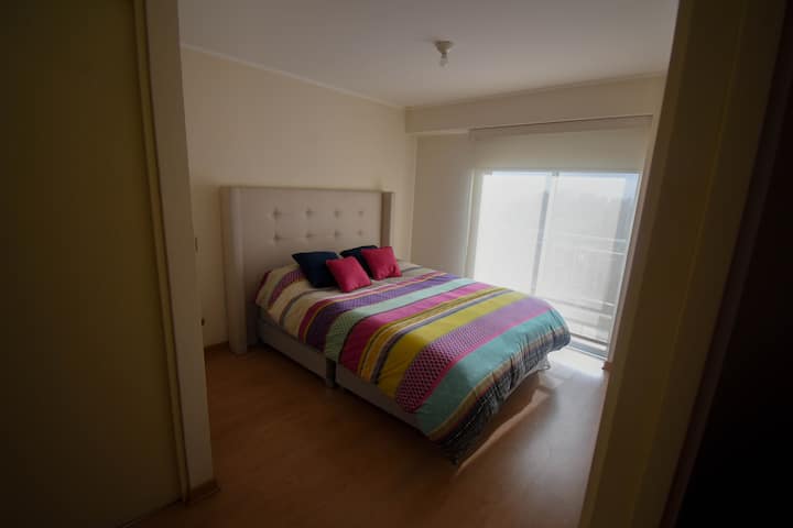 Spálňa č. 1 s vlastnou kúpeľňou a balkónom vzadu 