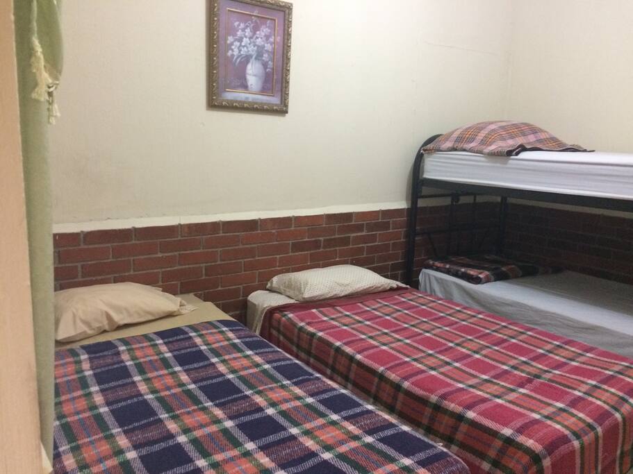 Bedroom can accommodate up to 4 people. Dormitorio con capacidad de hasta 4 personas.