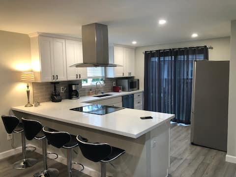 Luxury Newly Remodeled 3 Bedroom Duplex!